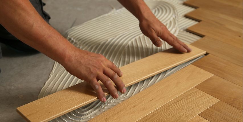 Pose de parquet au sol